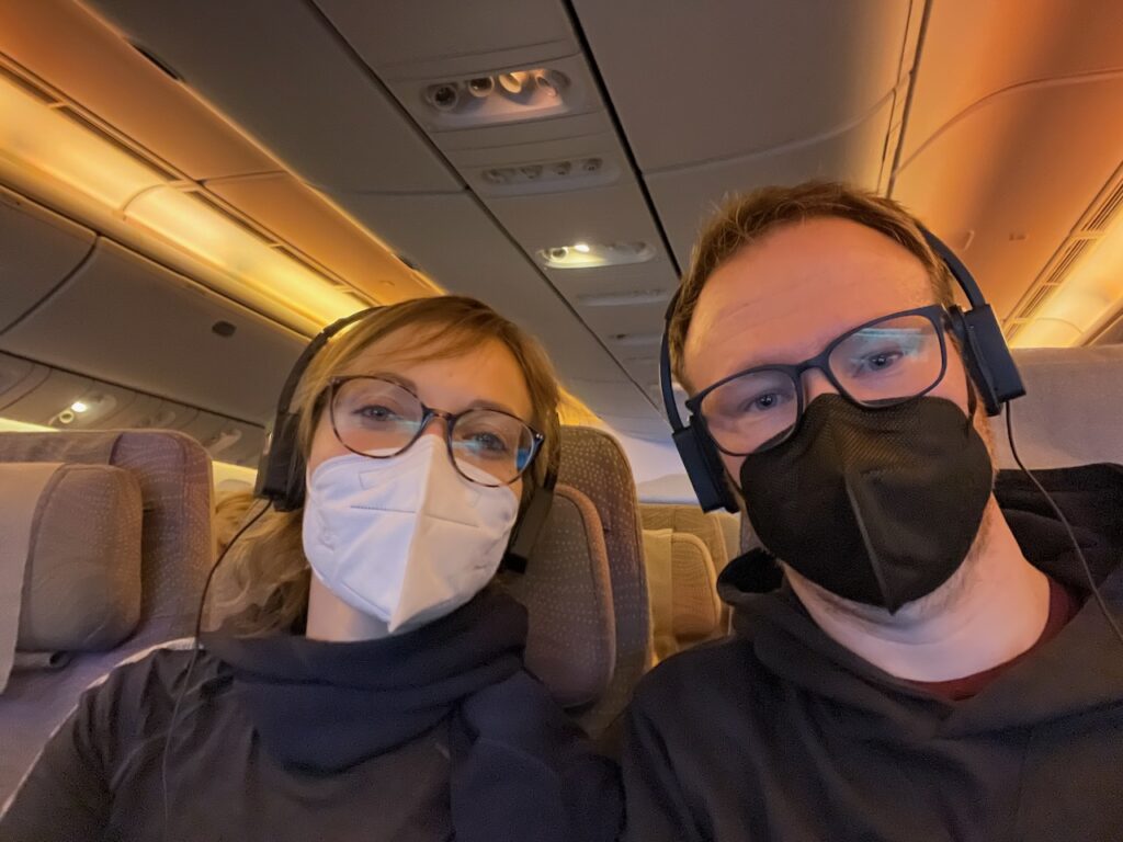Lulu und Stefan mit Masken im Flieger nach Dubai