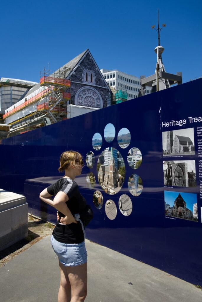 Luisa vor Trümmern der Kathedrale